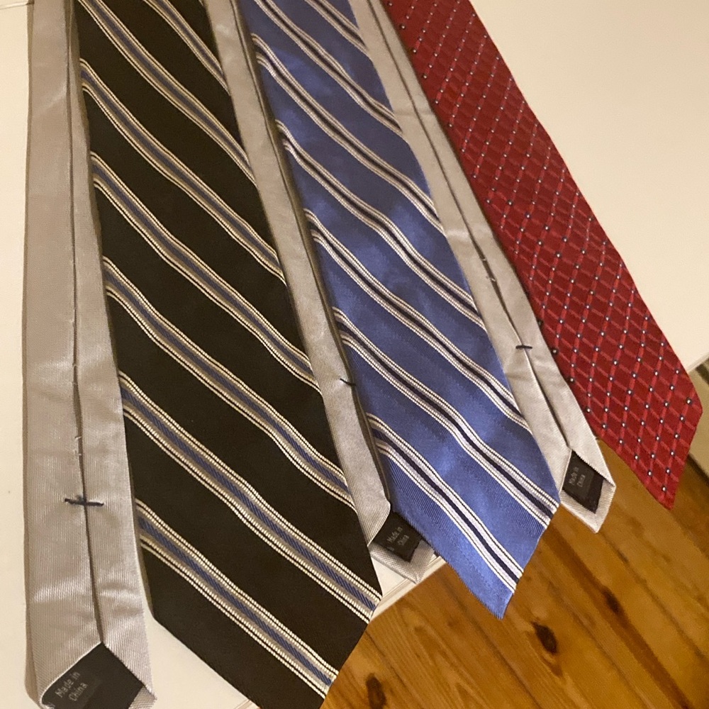 Tommy Hilfiger 3 Tie Lot Elegant Men's Tie Set - Black, Blue, Red